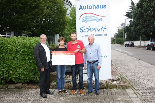 Autohaus Schmidt spendet 1000 Euro an Anpfiff ins Leben e.V.