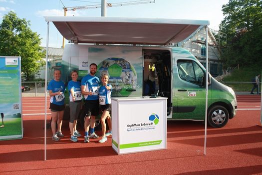 Voll motiviert: die „Anpfiff-Road-Runners“ vorm Anpfiff-Mobil beim Firmenlauf in Walldorf.